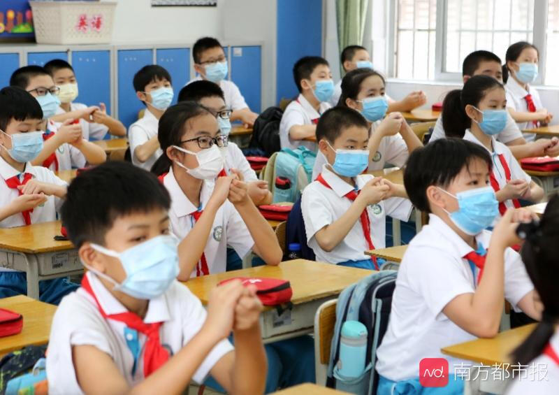 图集 广州小学生防疫下的复课第一天