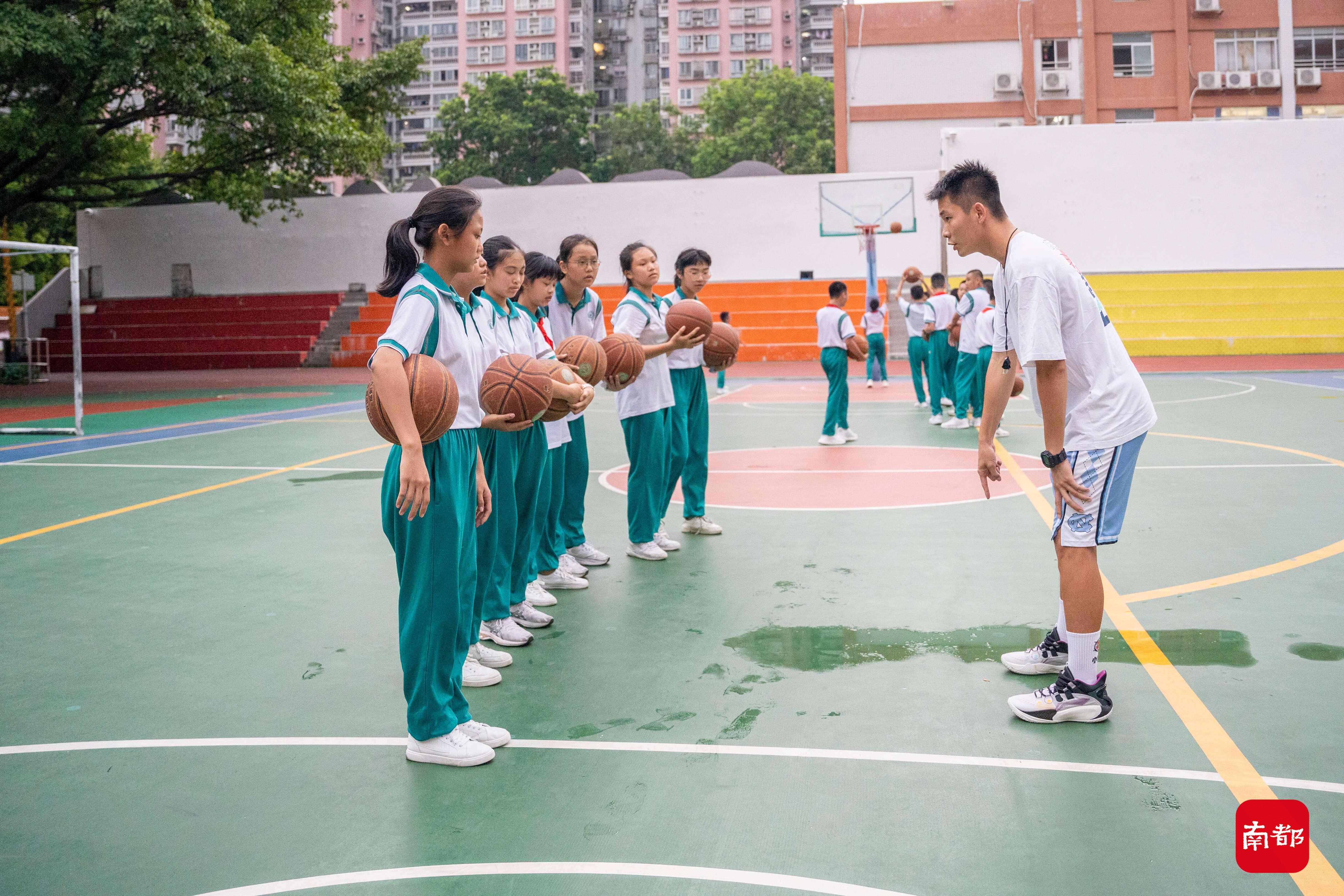 广州番禺中学篮球队图片