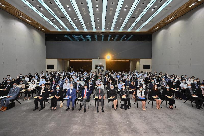 香港公务员事务局局长 公务员必须增强维护国家安全的意识