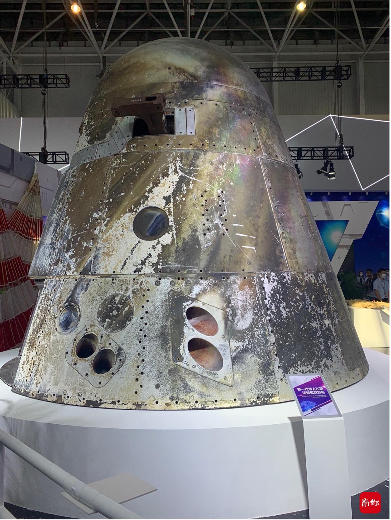 矗立着巨大的嫦娥五号探测器模型,一同展出的还有嫦娥五号返回舱实物