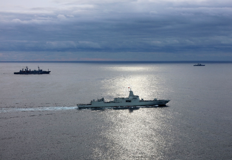 imagefile 10月17日至23日,中俄两国海军的10艘舰艇、6架舰载直升机组成联合编队,位日本海、西太平洋、东海海域成功组织实施了首次海上联合巡航。这是10月19日,中俄舰艇编队在西太平洋进行联合航渡。李唐 摄.JPG