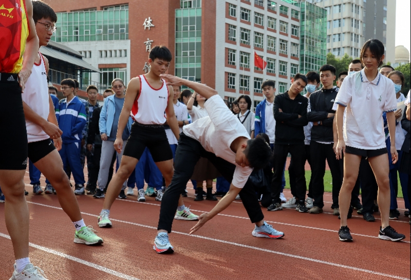 田径场上,苏炳添在示范教学  冯宙锋摄