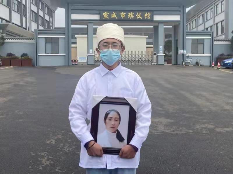 云南宣威男子控诉 父亲烧死母亲 续 警方称嫌疑人已被逮捕