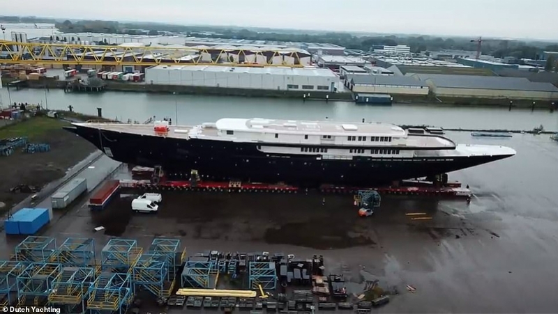 imagefile 53679201-0-Despite_the_bridge_s_iconic_status_yacht_builder_Oceano_and_Bezo-a-24_1643810187800.jpg