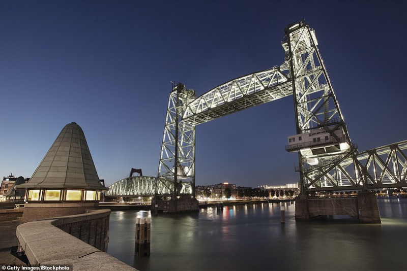 imagefile 53679207-0-De_Hef_was_first_built_over_the_Nieuwe_Maas_river_in_1927_and_ha-a-23_1643810187800.jpg