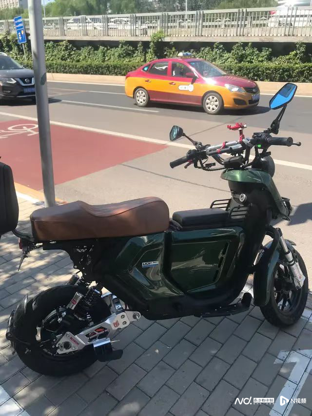 网友批非法改装电动车 小牛改装车 就差装两个翅膀了