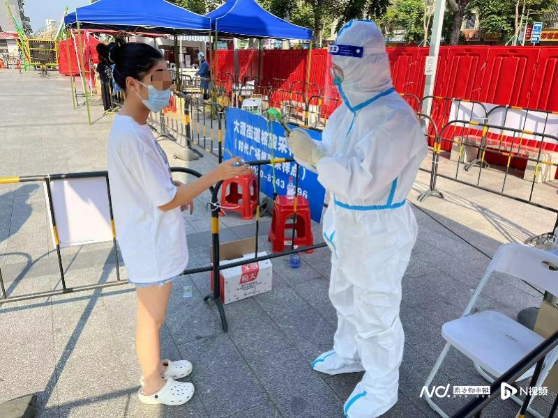 广州互联网法院干警陈斯杰在白云区大源村支援疫情防控现场。通讯员供图。.jpg