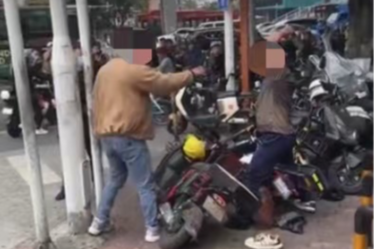广州警方辟谣“西村地铁口砍人”：两人因争车位用脚踏板互殴