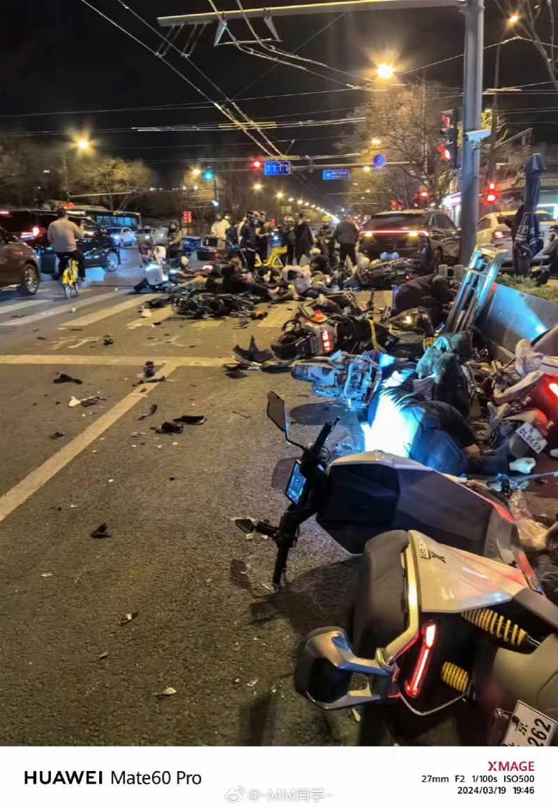 北京一路口发生交通事故，小车撞倒多辆电动自行车致多人受伤