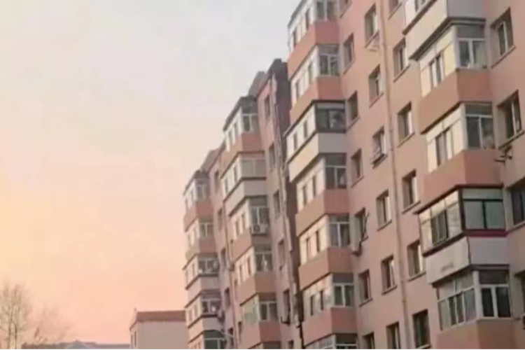 哈尔滨警方辟谣“19人聚会致楼体倾斜开裂”！居民全部迁出