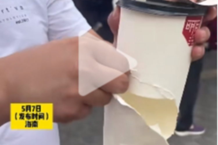 游客称在三亚景区买饮料“大杯套小杯”，官方辟谣：是误解！