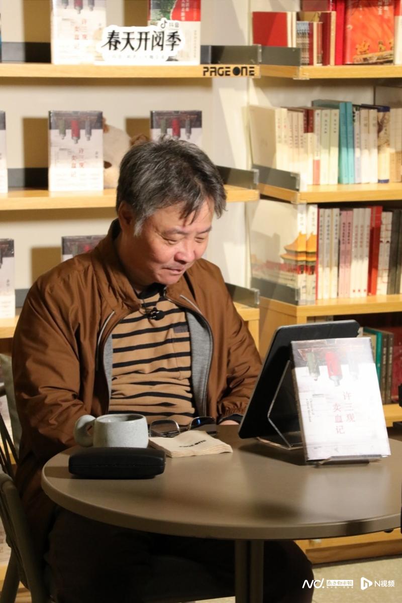 余华单人直播首秀爆金句：打工人是“当代许三观”！