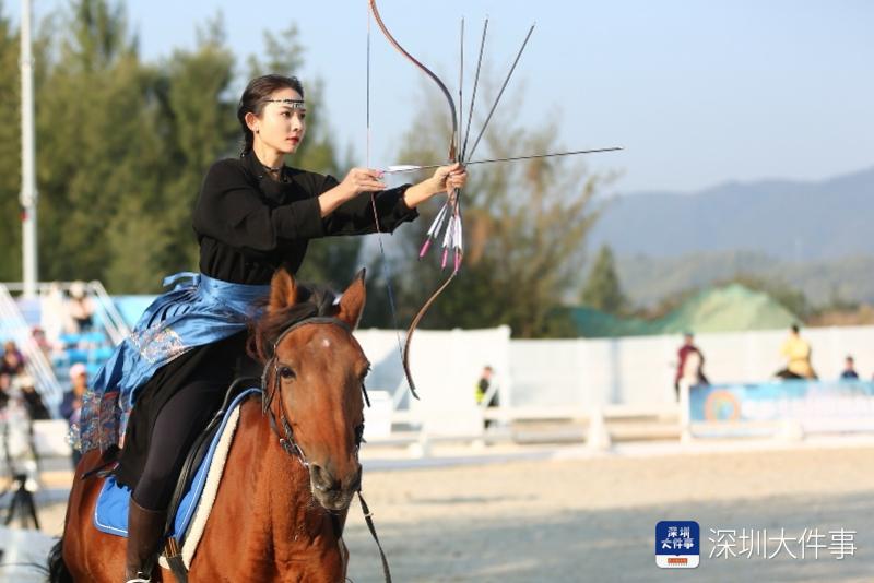 中国 加彩 騎馬人物 演员魏晓璇穿马面裙参加骑射比赛赞叹深汕海景优美
