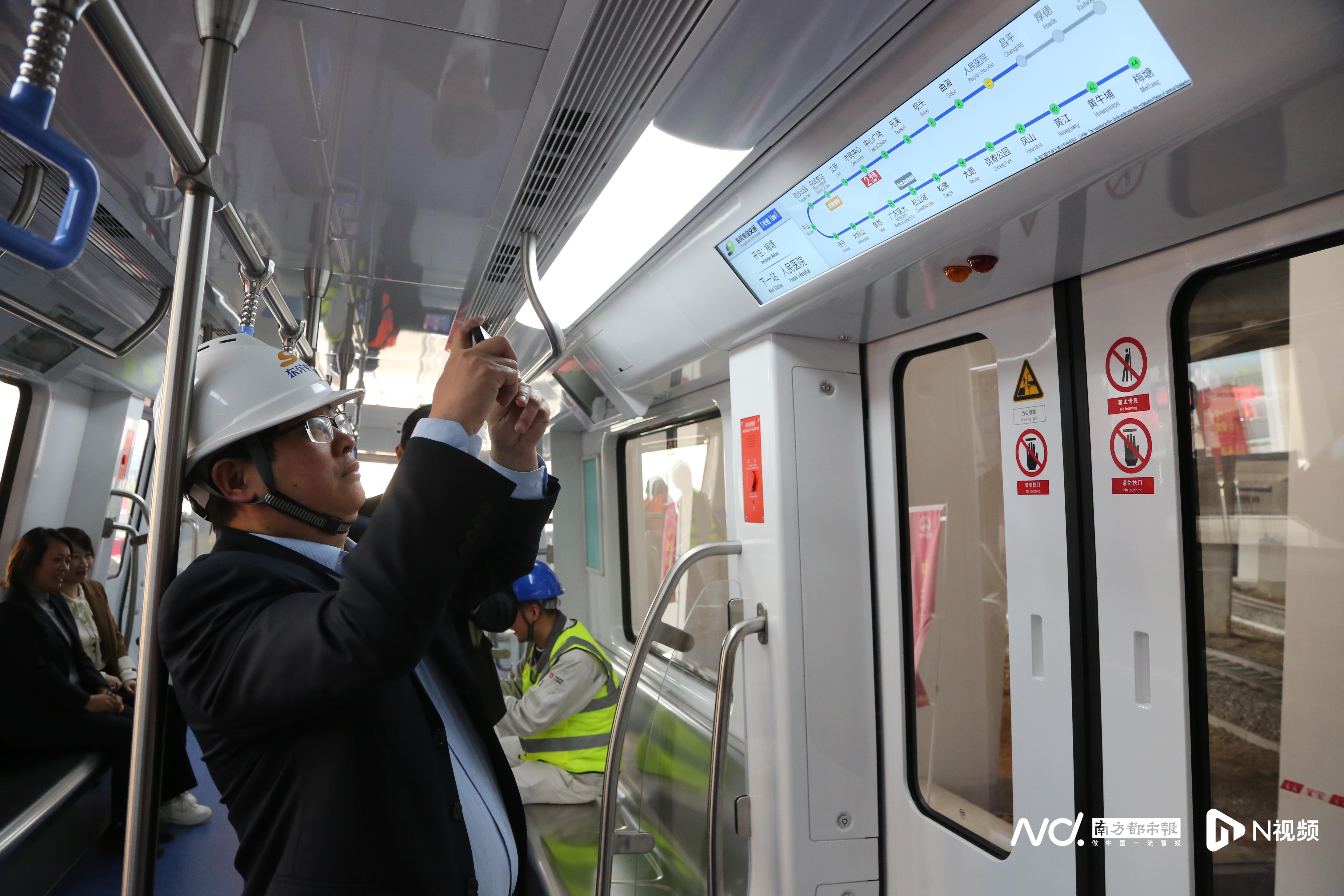 东莞轨道交通1号线一期工程全线通电,首列地铁亮相