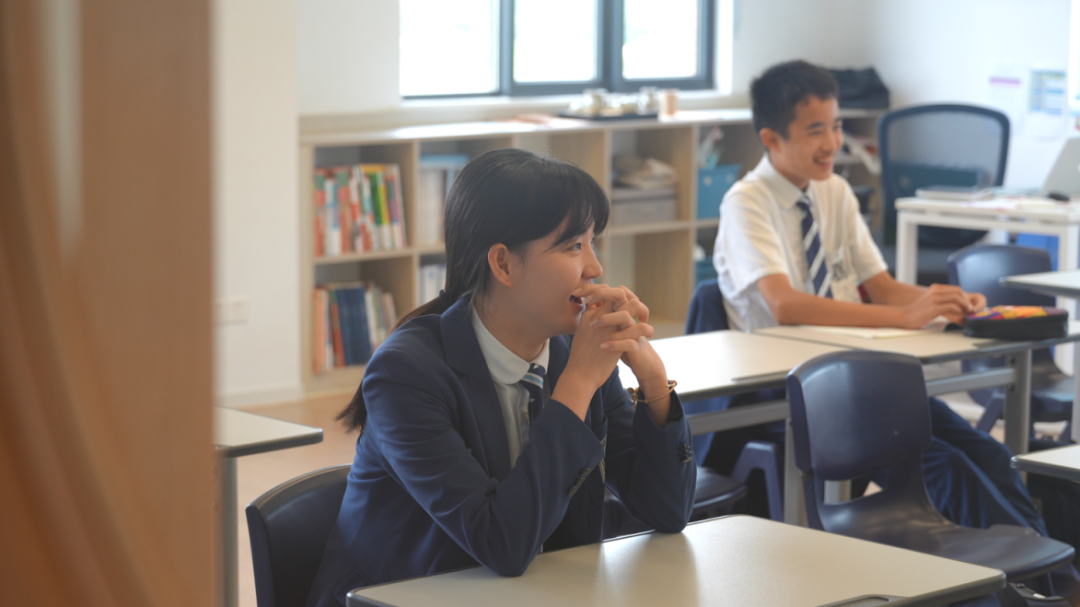 张同学认真听课（微笑）.png