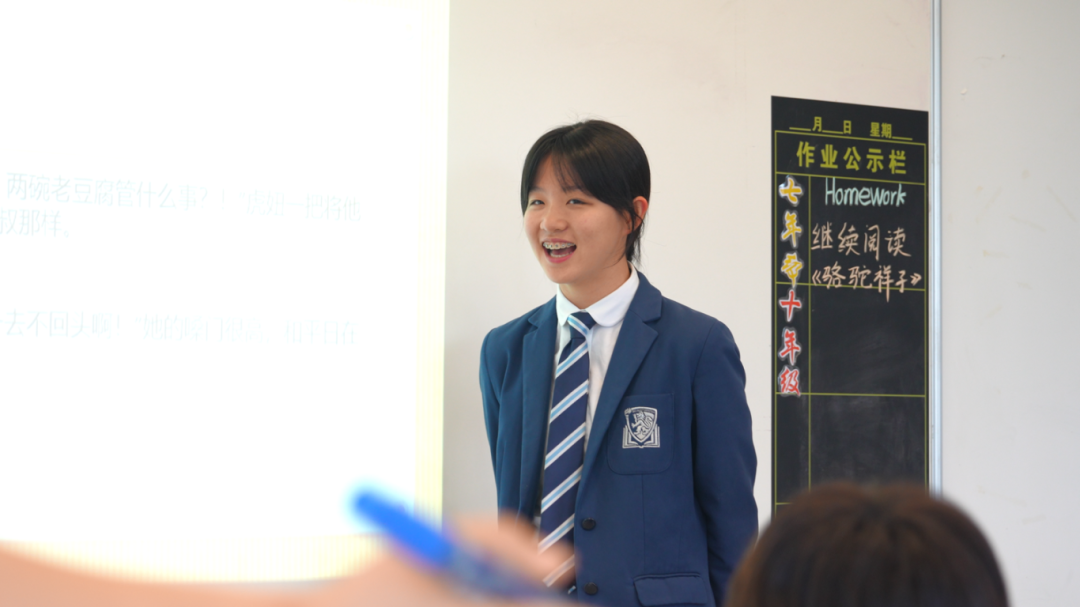 张同学上台表演.png