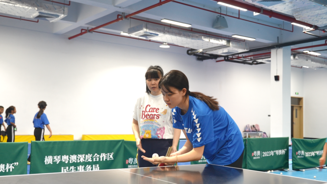 王教练指导张同学.png