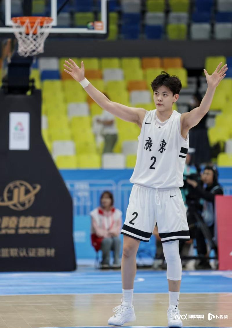 广东女篮狂胜60分晋级决赛,杨舒予:明天大家拭目以待吧!
