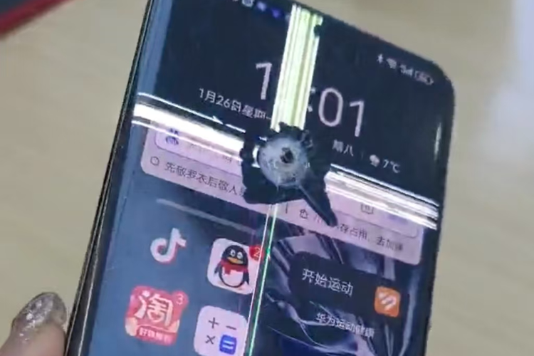 华为手机被网友称为“机坚强”：被扎出一个窟窿还能用