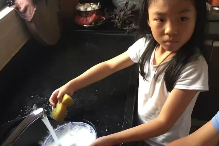 小学生做家务还要宣誓，劳动教育这一课得补