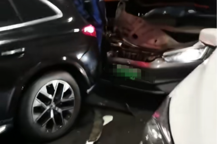 上海长江隧道16车相撞！警方称系因货车漏油致打滑，已立案