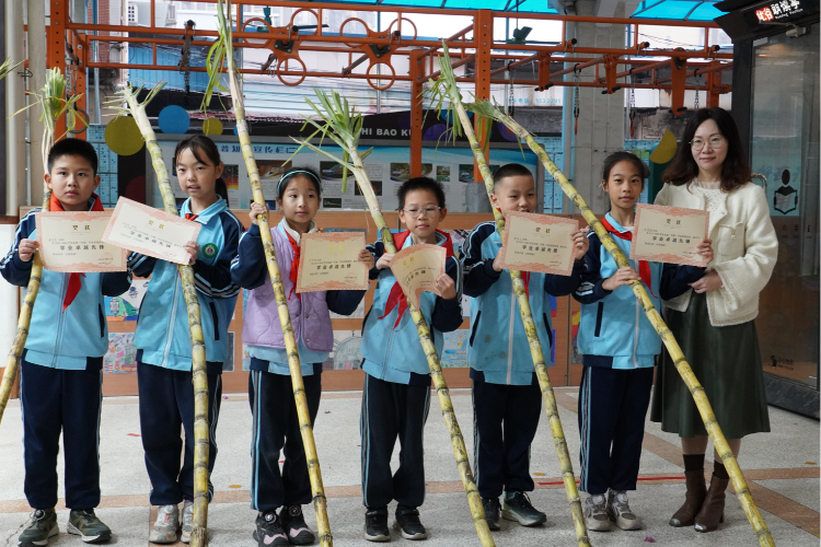 东莞一小学表彰学生每人发一根甘蔗！寓意“掂过碌蔗”