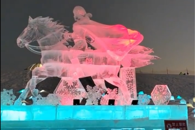 贺娇龙冰雕现身新疆昭苏湿地公园！网友曾呼吁为其建雕塑