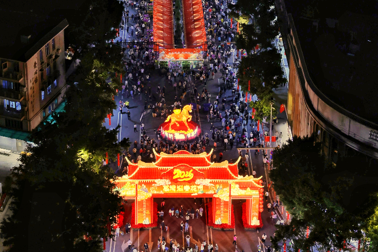 2026年荔湾传统迎春花市亮灯，岭南特色牌楼点亮长街