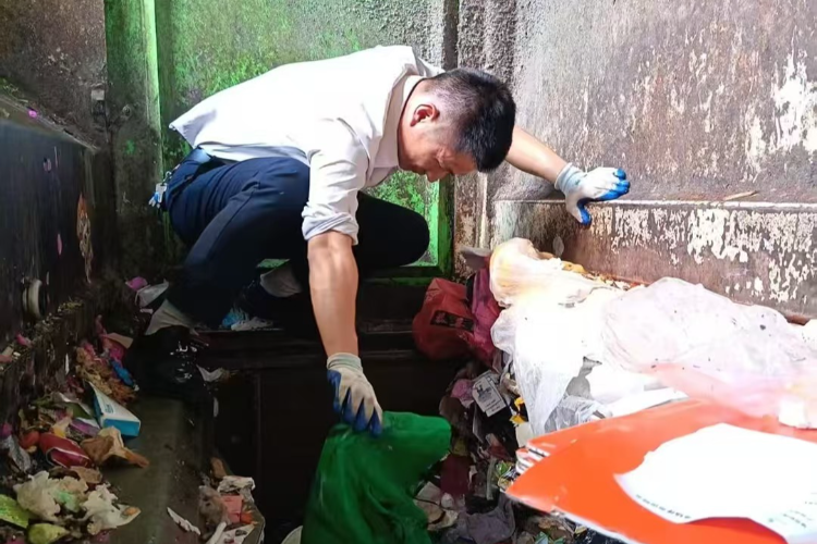 深圳一孩子误把家里10万现金当垃圾扔，民警、物业连夜找回