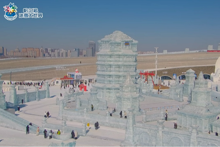 哈尔滨冰雪大世界回应“气温升高致冰雕融化”：目前正常运营