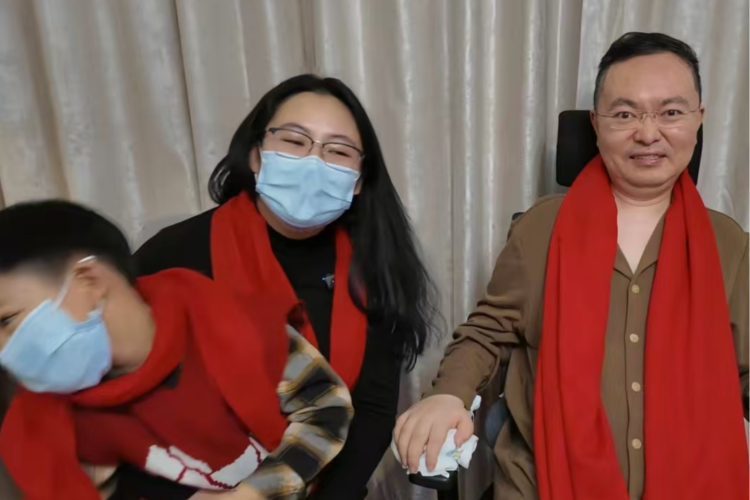 蔡磊近照曝光，一家三口送新年祝福！曾称科研实现多维突破