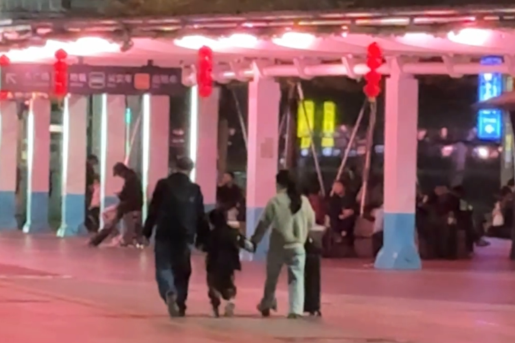 跑了八小时只赚25块：他把自己从酒里开出来，也把年开回家