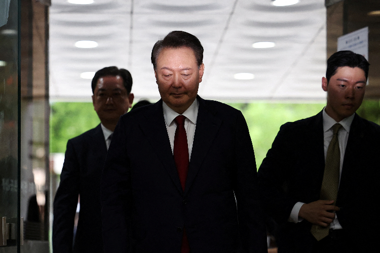 法院公布尹锡悦案量刑细节！反对者与支持者场外叫骂险酿冲突