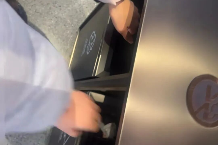 张艺谋新片带火深圳！有观众留“后遗症”：看见垃圾桶就想掏