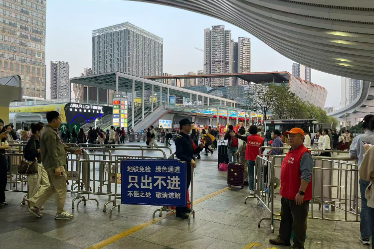 记者直击深圳北站：人山人海的背后……