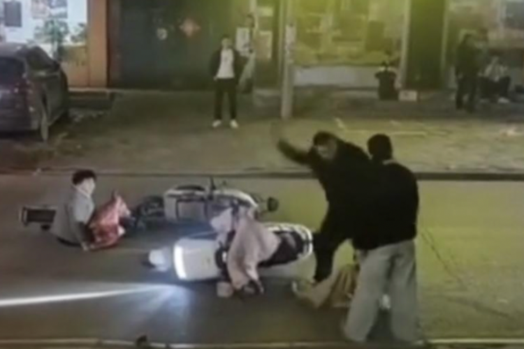 郏县夫妻当街殴打女孩，还曾因认错人殴打其他三人！已被批捕