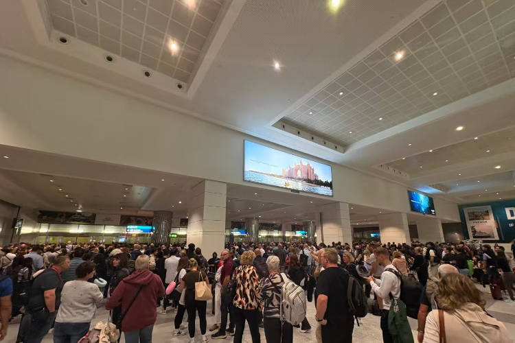 上海旅客讲述迪拜惊魂夜：百余人手机同时响警报，航班再延期