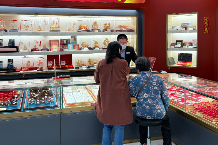 金价破1590元/克！周大福、老铺黄金调价，最高涨30%
