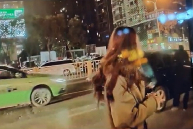 西安一司机与乘客争执后强行驶离，致乘客受伤！警方侦办中