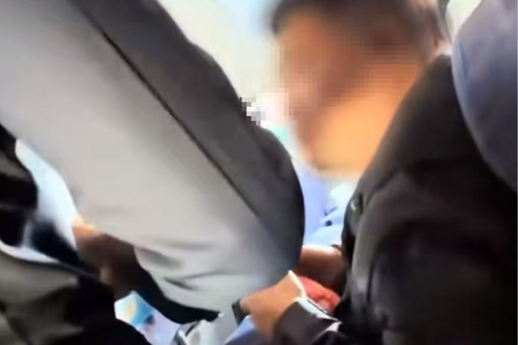 川航飞尼泊尔的航班上有乘客在厕所吸烟！航司称已被警方带离