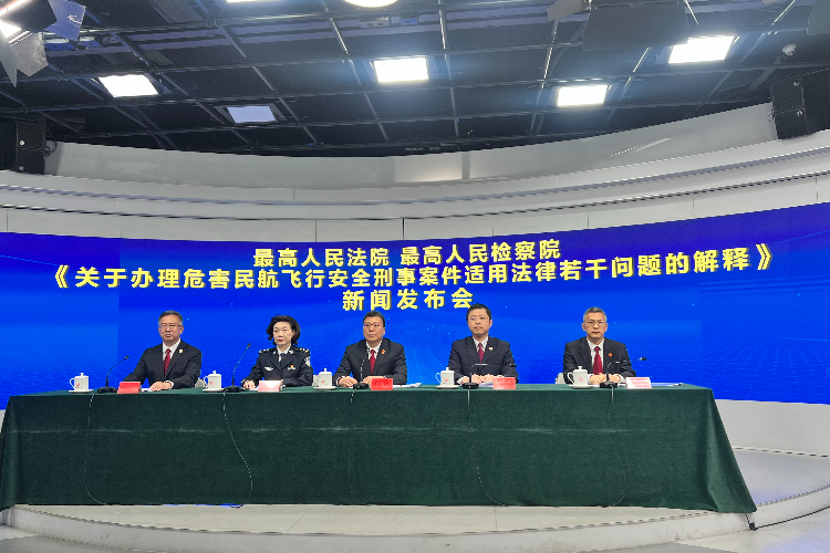 男子因未赶上航班，谎称飞机有炸弹致多个航班延误被判刑
