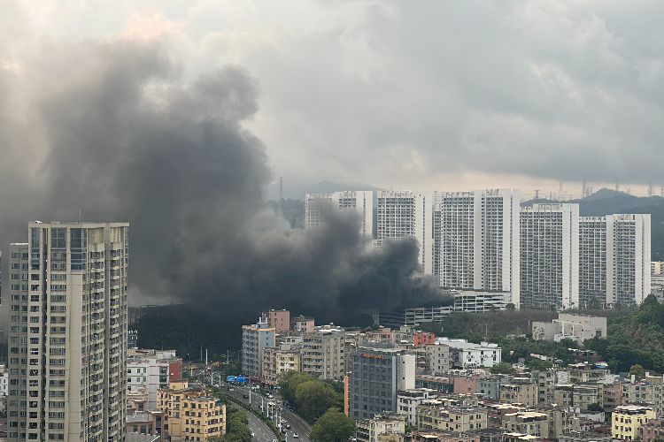 深圳坪山比亚迪突发大火 官方通报：已扑灭，无人员伤亡