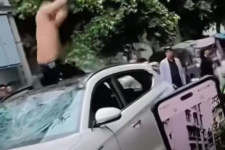 阆中摩托车主不满对向小车挤入车道，赤裸上身砸车！被刑拘