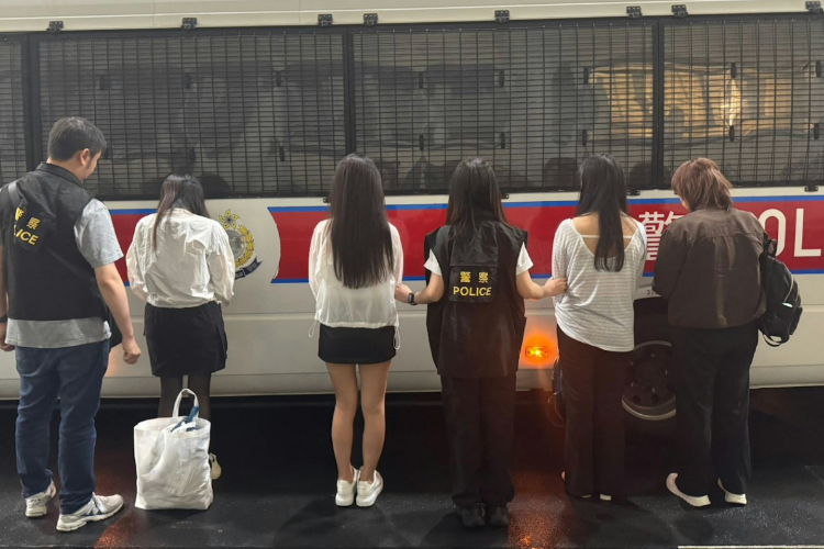 香港警方湾仔道捣破卖淫场所！5名女子被拘捕，检获按摩油等