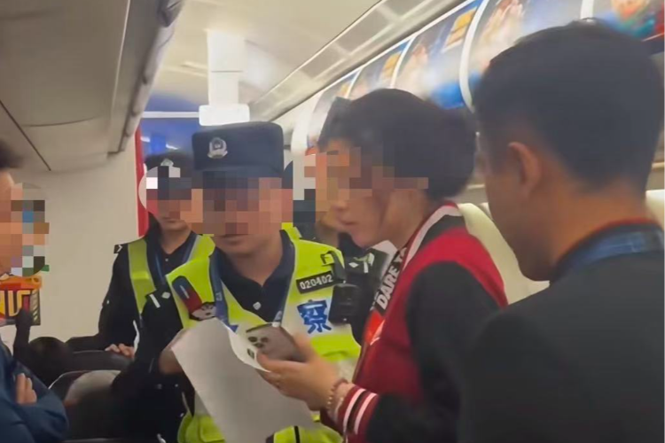 亚航回应重庆起飞航班上女乘客闹事被要求下机：其未遵守指令