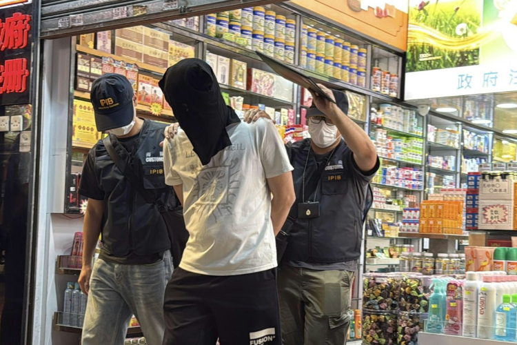 香港药店给内地旅客卖虫草，磨成粉后涨价近12倍！已被查封