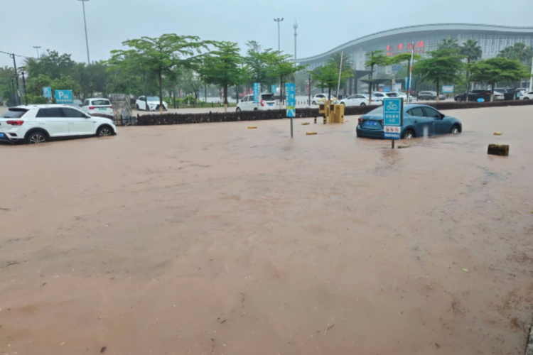 钦州遭遇破纪录强降雨，小车被淹、列车晚点！专家分析成因