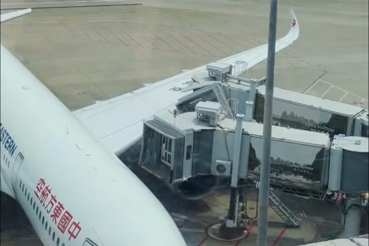 乘客讲述东航空客碰擦机场廊桥：有颠簸感，下机后可领补偿