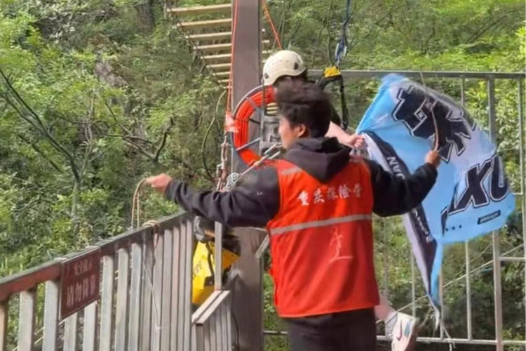 连线四川华蓥女游客玩秋千身亡目击者：其撞到瀑布凸出处大石