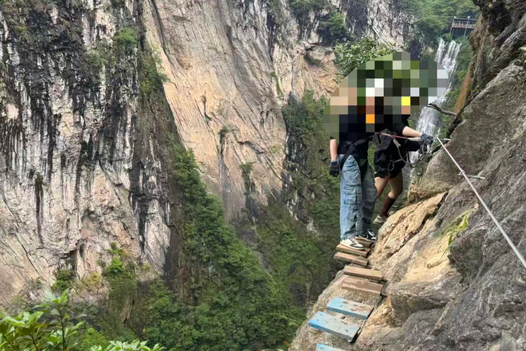 华蓥游客玩秋千身亡目击者：事发后在岩壁上等了1小时才下撤